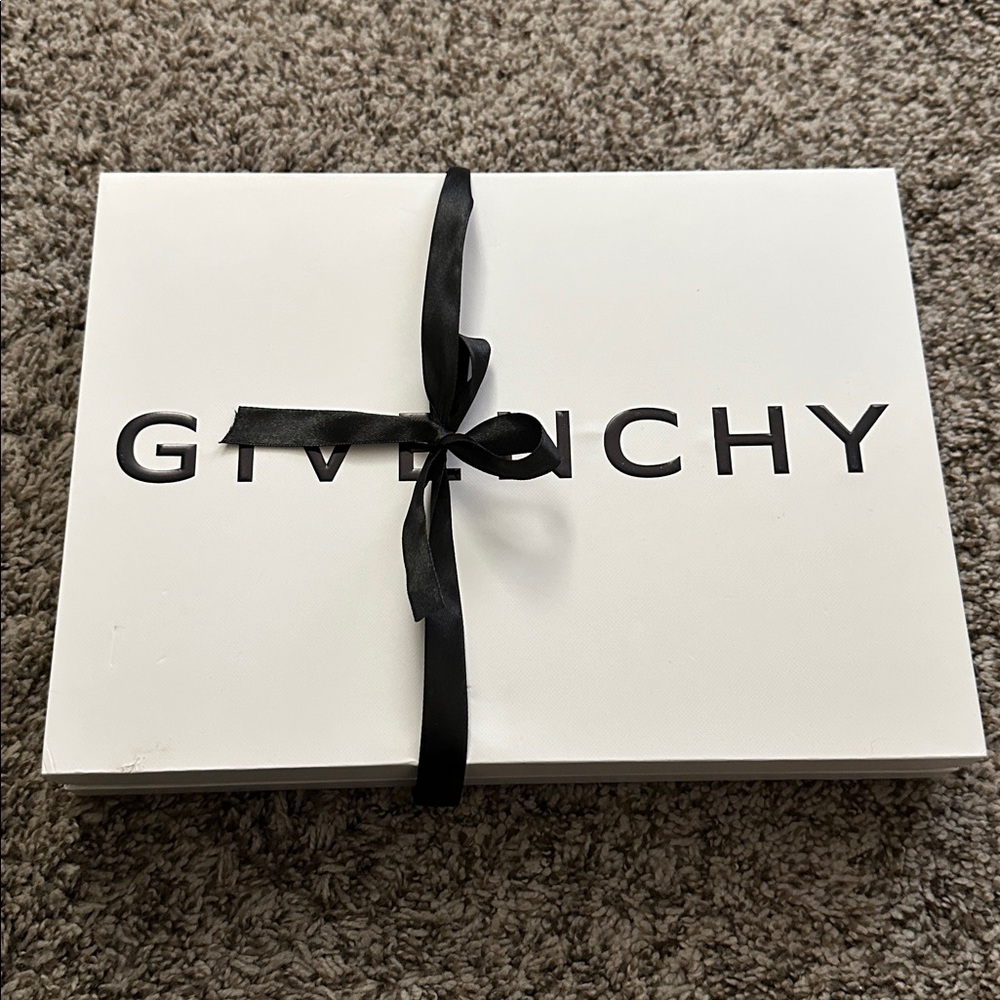 BNIB Authentic Givenchy Intarsia Wool Logo Beanie O/S Black White - Picture 10 of 10